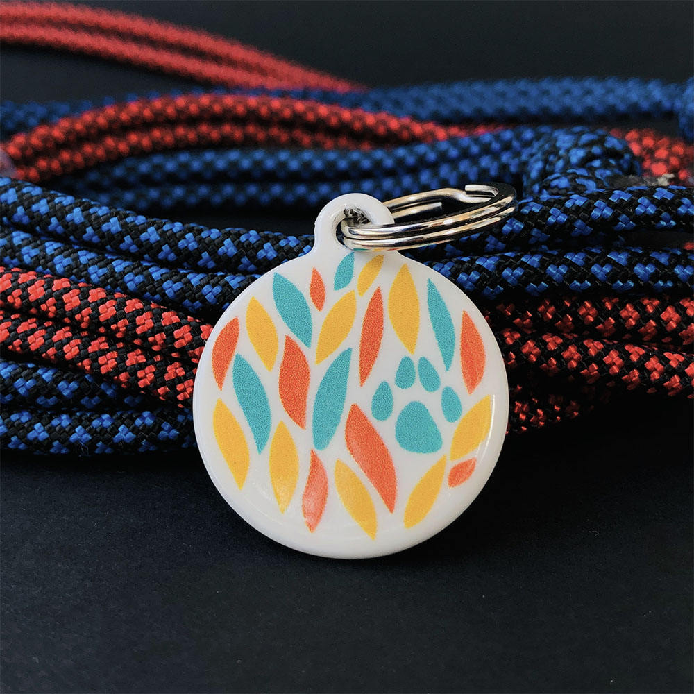 Tag with the designer logo "Paw"