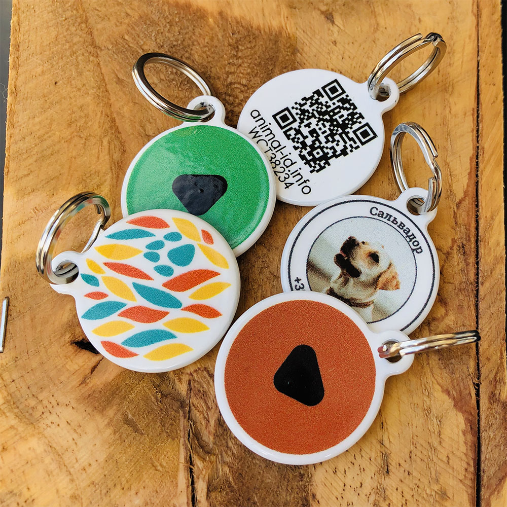 Tag with the designer logo "Paw"