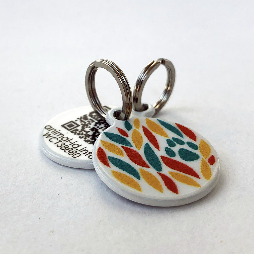 Tag with the designer logo "Paw"